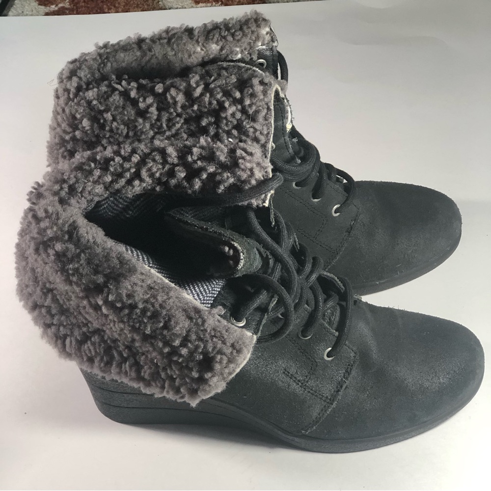 Ugg waterproof wedge boot size 9